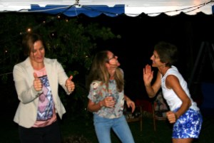 Tanzen mit den Nachbarn! Helen und Lynda haben besonders Spaß!