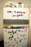 Unser Kühlschrank - hier hantieren auch eher die Kinder als ich, aber der zu lesende Satz ist mein Versuch von Optimismus.