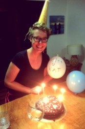 Ich mit meinem Kuchen und den Ballons.