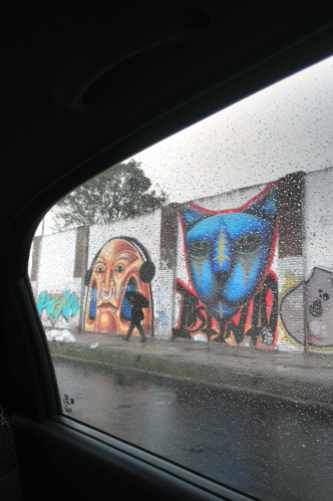 An vielen Wänden in Bogotá gibt es große, kunstvolle Graffiti.